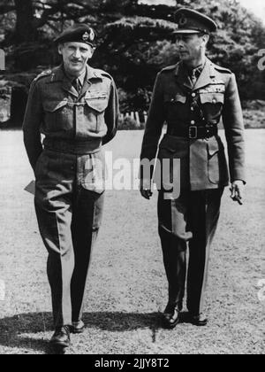 Der König kommt zu meinem Tac HQ., um sich zu verabschieden, bevor wir in die Normandie fahren. ***** George VI verabschiedete sich ***** An General Montgomery bei ***** Hauptquartier wenige Tage vor D-Day. 22.Mai 1944. (Foto vom Imperial war Museum Photo). Stockfoto