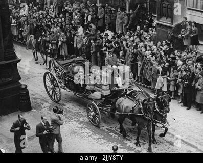 Feldmarschall Montgomery erhält die Freiheit der Stadt London -- Feldmarschall Viscount Montgomery von Alamein, jetzt Chef des kaiserlichen Generalstabs, erhielt die Freiheit der Stadt London, Großbritanniens höchste bürgerliche Ehre, bei einer traditionellen Zeremonie in der Guildhall. Der Feldmarschall wurde von tausenden Londonern als er ***** angefeuert In einem offenen Bus durch die Straßen der Stadt ab ***** Zum Guildhall. 01. Januar 1946. Stockfoto