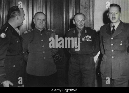 New American G.O.C. - Nachfolger von General Eisenhower - nimmt an seinem ersten Treffen der Kontrollkommission Teil -- von links nach rechts - die vier alliierten Generäle, die Deutschland kontrollieren, fotografiert auf dem Treffen - von links nach rechts - General Joseph McNarney; Marschall Zhukov (UdSSR); Feldmarschall Sir Bernard Montgomery (Großbritannien) und General Konig (Frankreich). General Joseph McNarney, General Eisenhowes Nachfolger als General Officer, der US-Streitkräfte in Europa befehlige, nahm an seiner ersten Sitzung der alliierten Kontrollbehörde in Berlin Teil. 14. Dezember 1945. Stockfoto