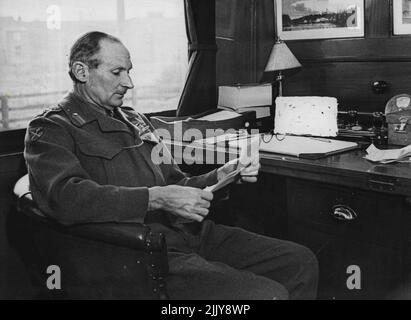 General Montgomery kümmert sich in seinem Bahnbüro um seine Korrespondenz. Eines der Probleme, mit denen General Sir Bernard Montgomery, K.C.B., D.S.O., bei seiner Aufnahme seiner neuen Ernennung konfrontiert war, war es, jede Einheit unter seinem Kommando zu besuchen, die in ganz Großbritannien verstreut war, und gleichzeitig mit den Kriegsministern und seinem G.H.Q. in London in Kontakt zu bleiben. Um diese Schwierigkeit zu überwinden, wurde ihm ein Spezialzug zur Verfügung gestellt, der das Land bereist, mit Autos, die in Lieferwagen transportiert wurden, damit er Truppen in jedem beliebigen Gebiet besuchen konnte. 04. April 1944. (Foto von British Official Photo). Stockfoto