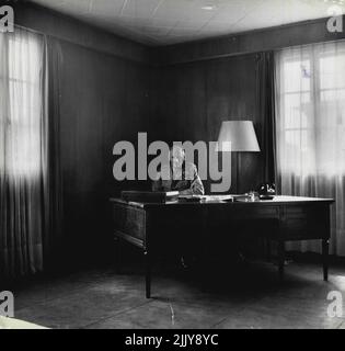 Feldmarschall Montgomery -- F.M. Montgomery in seinem streng ähnlichen Büro bei Supreme H.Q. bei Shape H.Q Die Wände sind aus dunklem Eichenholz, die bis auf eine einzige Karte von Europa völlig schmucklos sind. Sein Schreibtisch ist das Wesen der Unruhe und kein einziges Papier ist unplatziert, oder man kann auch nicht eines sehen. 10. Januar 1955. (Foto von Jack Esten). Stockfoto