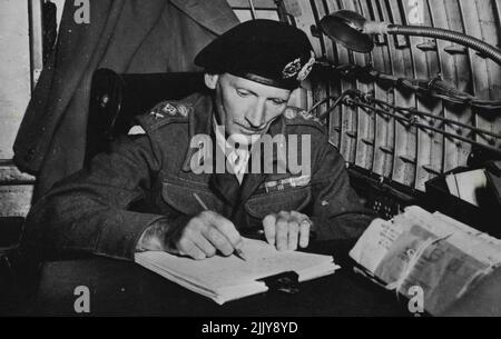 Gen Montgomery bei der Arbeit in seiner Flying Fortress -- Gen. Sir Bernard L. Montgomery, Kommandeur der britischen Achten Armee, schreibt an seinem Schreibtisch in der Bombenbucht der Flying Fortress, die ihm von Gen, Dwight D. Eisenhower, Oberbefehlshaber der alliierten Streitkräfte im nordafrikanischen Kriegstheater, überreicht wurde. Gen Montgomery erwarb die fliegende Festung, indem er eine Wette gewann, dass die achte Armee bis April 15 in Sfax, Tunesien, sein würde. Die achte Armee trat am 10. April in Sfax ein, und Montgomery verdrahtete das alliierte Hauptquartier: „Sfax genommen. Bitte schickt Festung.' 18. Oktober 1943. Stockfoto