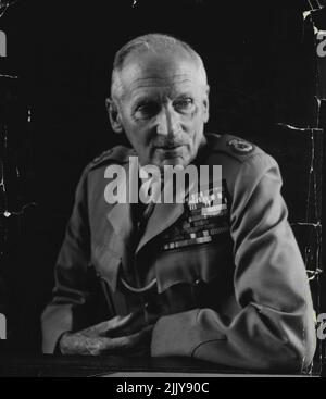 Feldmarschall Montgomery -- F.M. Montgomery in seinem streng ähnlichen Büro bei Supreme H.Q. bei Shape H.Q Die Wände sind mit dunkler Eichenholztäfelung, die bis auf eine einzige Karte von Europa völlig schmucklos ist. Sein Schreibtisch ist das Wesen der Unruhe und kein einziges Papier ist unplatziert, oder man kann auch nicht eines sehen. 10. Januar 1955. (Foto von Jack Esten). Stockfoto