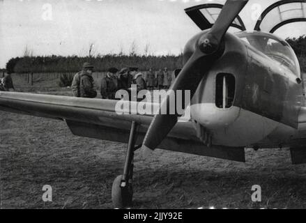 Montgomery Tours Western Front In Seinem ***** - Das Miles Messenger Flugzeug vor dem Feldmarschall und seiner Partei. Aufgenommen im Juli 1944, als Feldmarschall Montgomery in einem eigens für ihn gebauten Miles Messenger-Flugzeug die Westfront bereiste, um mit seinen Kommandanten in Kontakt zu bleiben. 01. Juli 1945. (Foto von British Official Photograph). Stockfoto