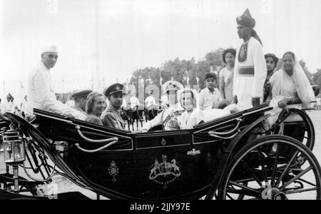 Indiens Schicksalsstag - Mountbatten rettet Frauen und Kind vor dem Mob drei Frauen (Hintergrund rechts vom Trainer) und ein kleiner Junge (vierte von rechts Hintergrund) Wurden von Lord und Lady Mountbatten (Mitte) vor einer Menge von einer Viertelmillion gerettet, die eine Militärparade während der indischen Unabhängigkeitstag-Feierlichkeiten in Neu Delhi am 15. August aufbrachen. Oben auf dem Kutschendach auf der äußersten linken Seite sitzt der Premierminister von Pandit Nehru der neuen Regierung der Herrschaft von Hindustani. 18. August 1947. (Foto von Associated Press Photo). Stockfoto