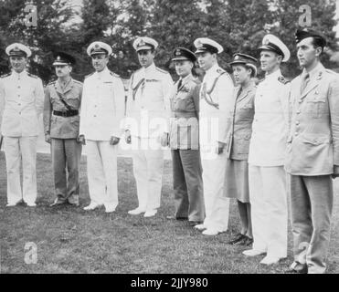 Lord Louis und Mitarbeiter kommen, um Pläne zu besprechen Lord Louis Mountbatten (vierter von links), der neue alliierte Kommandant für Südostasien, kommt mit Mitarbeitern, um ADM zu besuchen. Ernest J. King, Chef der US-Marine, beginnt die Gespräche, die voraussichtlich zu endgültigen Plänen für ***** führen werden Japs aus Burma. (L-R) LT. Comdr. C.E.H. Batham, R.N., LT. Col. M.E. ***** , Capt. H.D. Tollemache, R.N., Lord Louis , LT. Comdr. A.A. Levenson, ***** Capt. A.W.F. Merer, Raf; Corp Joy Smith, Ats; Lt. Comdr. C.G.H. ***** , Und Maj. R.R. Fairbarn. 26. August 1943. (Foto von AP Wirephoto). Stockfoto