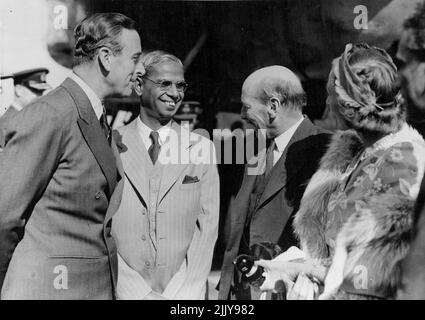 Duke of Edinburgh trifft die Mountbattens -- Lord Mountbatten plaudert heute mit Herrn Attlee (rechts) und einem indischen Repräsentanten am Flughafen. Der Herzog von Edinburgh war anwesend, um Lord und Lady Mountbatten zu Hause willkommen zu heißen, als sie heute Nachmittag im Nort olt Aerodrome ankamen. 23. Juni 1948. (Foto von Fox). Stockfoto