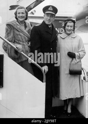 Mountbatten und Lady Pamela (rechts) haben heute Morgen bei ihrer Ankunft am Londoner Flughafen fotografiert. Admiral Earl Mountbatten aus Burma, begleitet von Gräfin Mountbatten und Lady Pamela Mountbatten, kam heute Morgen am Flughafen London an. Earl Mountbatten wird einen dreimonatigen Urlaub machen, bevor er im nächsten März zum ersten Meeresherrn und Leiter des Marinestützes wird. Bevor Admiral Mountbatten in dieses Land zurückkehrte, nachdem er seinen Posten als C-in-C der alliierten Streitkräfte im Mittelmeer aufgegeben hatte, verbrachte er zwei Tage als Gast von General Gruenther in Paris. 14. Dezember 1954. (Foto von Paul Popper, Paul Popper Ltd.) Stockfoto