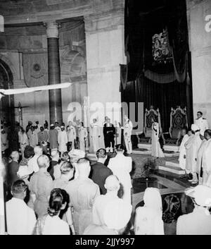 Mountbatten Vereidigt Als Generalgouverneur Des Indischen Dominion. Lord Mountbatten (Hintergrund von Dais) im berühmten Durbar-Raum des ehemaligen Vizekönigpalastes in Neu-Delhi, August 15, schwört als erster Generalgouvernement Indiens mit seiner Frau, Lady Mountbatten, die links steht, als Oberrichter Indiens, den Eid ablegt. 27. August 1947. (Foto von Associated Press Photo). Stockfoto