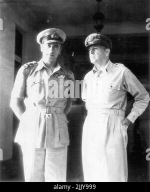 MacArthur und Mountbatten treffen sich - Admiral Lord Louis Mountbatten, Oberster alliierter Kommandant in Südostasien (links) und General Douglas MacArthur treffen sich im Rathaus von Manila, P.I. 23. Juli 1945. (Foto von AP Wirephoto). Stockfoto