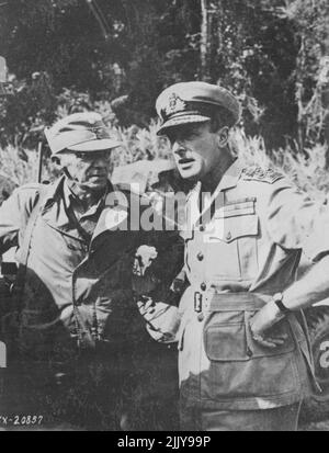 Planungsstrategie? -- Admiral Lord Louis Mountbatten, rechts, Oberbefehlshaber Südost-Asien-Kommando mit General Joseph Stilwell, USA, an der Burma-Front. 6. April 1944. (Foto vom offiziellen Foto der US-Armee). Stockfoto