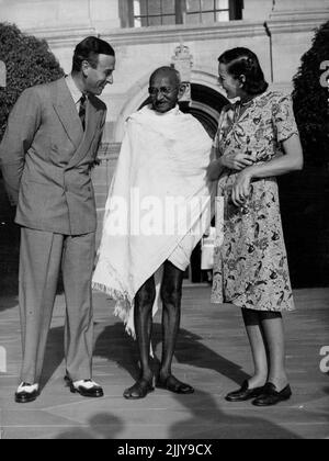 Gandhi plaudert mit Lord and Lady - Mahatma Gandhi plauderte mit Lord and Lady Mountbatten im Garten der Vizegalloge, Neu-Delhi, Indien, am 31. März, wenige Minuten bevor Gandhi ein Treffen mit dem Vizekönig über Indiens Selbstregierung abhielt. 18. April 1947. (Foto von Associated Press Photo). Stockfoto