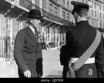 Bowler schlüpfte -- Earl Mountbatten, Oberster alliierter Kommandant, Südostasien 1943-46, Vizekönig von Indien 1947, Generalgouverneur von Indien 1947-48, und Oberbefehlshaber der alliierten Streitkräfte, Mittelmeer, verlässt seit März 1953 sein Haus, Wilton Crescent, Knigthsbridge; für seine neuen Pflichten bei der Admiralität. Auf der rechten Seite ist sein Chauffeur der Royal Marines zu sehen. Admiral Earl Mountbatten hat seine Uniform beiseite gelegt und hat heute Morgen seine Ernennung zum ersten Seegräter aufgenommen. 19. April 1955. (Foto von Paul Popper, Paul Popper Ltd.) Stockfoto