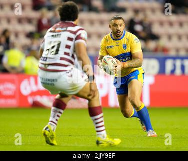 Elliot Minchella #17 von Hull KR läuft bei Patrick Mago #10 von Wigan Warriors Stockfoto