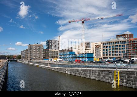 Sompasaari-Kanal mit neu errichteten Wohngebäuden in Helsinki, Finnland Stockfoto