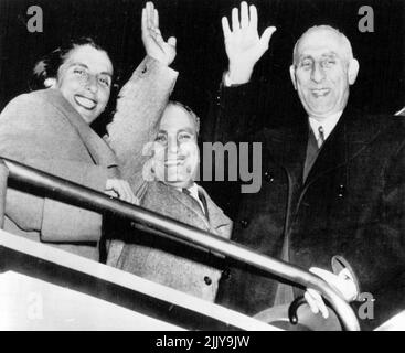 Mossadegh startet in die Heimat - der iranische Premierminister Mossadegh (rechts) winkt Auf Wiedersehen, als er heute in ein Flugzeug steigen wird, nachdem die amerikanischen Vermittler ihre Bemühungen zur Lösung des alten Streits seines Landes mit Großbritannien gescheitert sind. Begleitet wird der kränkelnde Premier bei seiner Rückkehr in seine Heimat von seiner Tochter, Madame Zia Achraf Bayat-Mossadegh, und seinem Sohn Dr. Gholam-Hoseein Mossadegh. Mossadegh plant, auf dem Weg nach Teheran in Kairo einen Besuch mit ägyptischen Beamten zu machen. 18. November 1951. (Foto von AP Wirephoto). Stockfoto