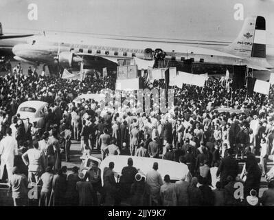 Mossadeq in Kairo - die Menge Tausender Ägypter, die sich gestern auf dem Flughafen in Kairo versammelt, um Dr. Mossadeq, den persischen Premierminister, bei seiner Ankunft dort zu begrüßen. Er fliegt aus den Vereinigten Staaten zurück nach Teheran. Der Ägypter jubelte Dr. Mossadeq und schrie Hass auf Großbritannien. 21. November 1951. Stockfoto