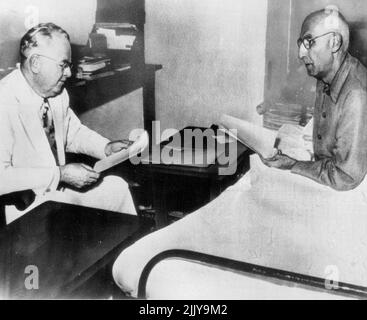 Der iranische Premier erhält Truman-Angebot - der iranische Premier Mohammed Mossadegh (rechts), der sich auf sein Bett beschränkt und Pyjamas trägt, spricht gestern in Teheran mit Henry F. Grady, dem US-Botschafter im Iran, nachdem er vom Grady-Präsidenten Truman den Appell zur Beilegung der iranischen Ölkrise erhalten hatte. Truman bot an, seinen persönlichen Vertreter, Averell Harriman, zu entsenden, um eine Lösung in der Krise zu suchen, die sich mit der Verstaatlichung der britisch-eigenen anglo-iranischen Co. Durch den Iran entwickelte. 10. Juli 1951. (Foto von AP Wirephoto). Stockfoto