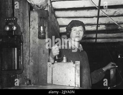 Prominente Frauen des Landes -- Windenfahrer der Winde Nr. 47, eine Schockarbeiterin, Ogurtsova. Der Wettbewerb um die besten Windenarbeiten wird unter der Leitung des komsomol in der Mine Nr. 10 des Don-Bezirks, Moskauer Kohlebecken, durchgeführt. Die Komsomol Winde Nr. 47 steht im Wettbewerb mit der Winde Nr. 12. 22. Juli 1935. Stockfoto