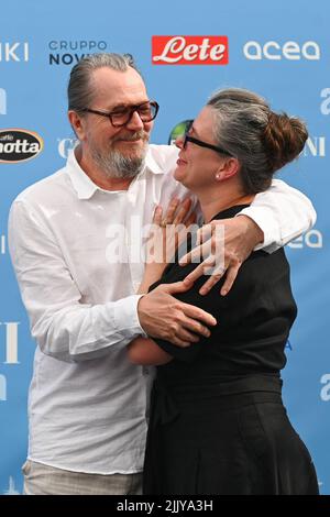 GIFFONI VALLE PIANA, ITALIEN - 28. JULI: Gary Oldman und Gisele Schmidt nehmen an der Fotoschau beim Giffoni Film Festival 2022 am 28. Juli 2022 in Giffon Teil Stockfoto