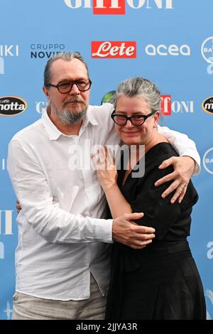 GIFFONI VALLE PIANA, ITALIEN - 28. JULI: Gary Oldman und Gisele Schmidt nehmen an der Fotoschau beim Giffoni Film Festival 2022 am 28. Juli 2022 in Giffon Teil Stockfoto