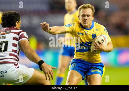 Wigan, Großbritannien. 28.. Juli 2022. Jez Litten #14 von Hull KR läuft am 7/28/2022 bei Patrick Mago #10 von Wigan Warriors in Wigan, Großbritannien. (Foto von Steve Flynn/News Images/Sipa USA) Quelle: SIPA USA/Alamy Live News Stockfoto