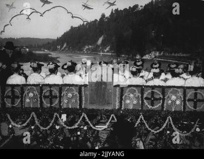 Mädchen Gesegnet Von Bayerischen Priestern. Bayerische Bergmädchen in ihren Nationalkostümen in der Prozession. Am 6. November. 34 in Bad Tölz, Bayern, fand das traditionelle St. Leonhard Fest mit der bayerischen Bauernprozession und der Weihe der Pferde und Fahrzeuge durch die Priester statt. 7. November 1934. (Foto von Associated Press). Stockfoto