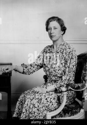 S.R.H. die Prinzessin Royal - S.R.H. die Prinzessin Royal im St. James's Palace, ihrer Londoner Residenz. Die Prinzessin trägt ein blau-weiß bedrucktes Seidenkleid am Nachmittag. 21.Mai 1953. (Foto von Baron, Camera Press). Stockfoto
