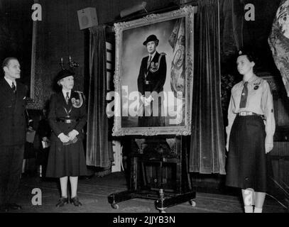 Die Prinzessin Royal mit dem Porträt während der Zeremonie. S.R.H. Prinzessin Royal und die Mädchen Führer. S.R.H. der Prinz Royal nahm an der jährlichen Versammlung der Girl Guides Assn. Teil, die im St. James's Palace, London, stattfand. Die Prinzessin überreichte Auszeichnungen und überreichte ein neues Porträt von sich selbst, das die Uniform der Führer trug. Das Porträt wird in der Ratskammer des Führerhauptquartiers in London aufgehängt. 09. Juni 1955. (Foto von Sport & General Agency Limited). Stockfoto