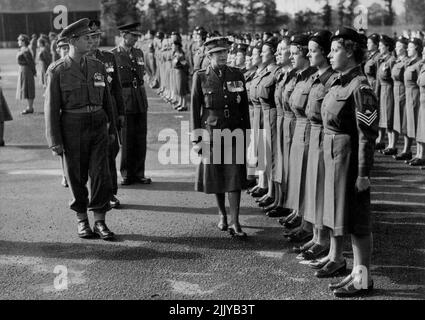 Die Prinzessin Royal inspiziert die von Gibraltar gebundenen Wracs -- H.R.H. Prinzessin Royal inspiziert die W.R.A.C's in Hobbs Barracks, Lingfield, heute. In Hobbs Barraoks, Kingfield, Surrey, heute die Prinzessin Royal, Kontrollkommandant des WRAC, inspizierte das einzige gemischte reguläre Regiment in der Armee, 46 (M) Haa Regt. Royal Artillery, und traf die drei Offiziere und 54 Mädchen des WRAC fliegen nach Gibraltar am Ende dieses Monats, um eine gemischte Anti-Flugzeug-Batterie zu bilden. 25. September 1952. (Foto von Fox Photos). Stockfoto