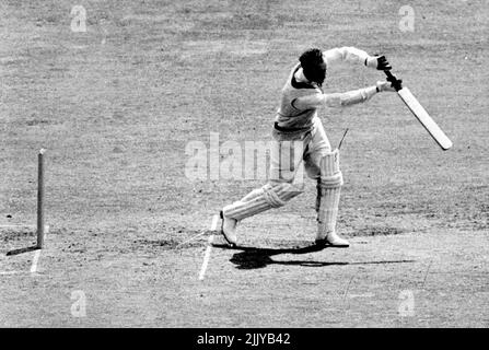 Dritter Test im Old Trafford -- Mitchell, S.Africa, beim Fahren vor Gladwin. Dritter Test im alten Trafford. 7. Juni 1947. Stockfoto