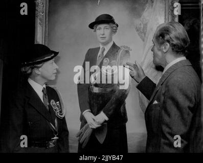Prinzessin Royal sieht ihr Portrait - die Prinzessin Royal beim Betrachten mit dem Künstler Richard Marientreu in seinem Atelier in Campden Hill, London, ihr Porträt in Uniform als Präsidentin der Girl Guides Association. Das Gemälde soll am Guide-Hauptquartier in der Buckingham Palace Road, London, aufgehängt werden. Die Prinzessin Royal ging zum Atelier für Sitzungen. Herr Marientreu, jetzt Anfang 50, kam 1933 aus Australien nach Großbritannien. 31.Mai 1955. (Foto von Reuterphoto). Stockfoto