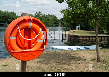 Windsor, Großbritannien. 28.. Juli 2022. Eine Rettungsboje am Ufer der Themse in Windsor. Nachdem in der vergangenen Woche der Leichnam eines Mannes von der Themse in der Nähe von Baths Island in Windsor geborgen wurde, wurden neben der Themse neue Gefahrenschilder angebracht, die die Menschen über die Gefahren des Schwimmens in der Themse informieren. Quelle: Maureen McLean/Alamy Live News Stockfoto