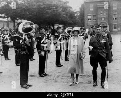 Prinzessin Mary inspiziert Royal Scots bei Aldershot - Pricness Mary inspiziert die Band. Prinzessin Mary, die Oberst des nicht-kilted-Regiments der Royal Scots in Edinburgh ist, inspizierte heute das Regiment in Aldershot. 06. August 1931. (Foto von PhotoPress). Stockfoto