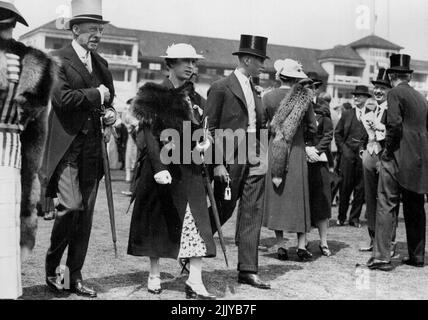 Cricket. Eton V. Harrow Match bei Lord's Eton, gewonnen von 7 Wickets. Die Prinzessin Royal und Earl Harewood mit ihrem Sohn Viscount Lascelles. 10. Juli 1937. (Foto von Sport & General Press Agency Ltd.). Stockfoto