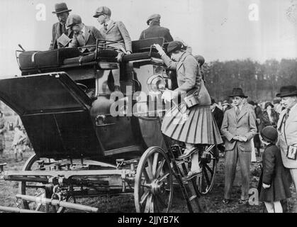 Das Princess Royal im Bramham Moor trifft sich von Punkt zu Punkt im Swindon Wood, in der Nähe von Harrogate. Die Prinzessin Royal begleitet ihre Familie im Richtertrainer. L bis R:- Lord Harewood, Lord Lascelles und der Hon. Gerald Lascelles. 22.Mai 1933. (Foto: Sport & General Press Agency, Limited). Stockfoto