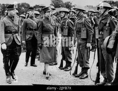 Die Prinzessin Royal inspiziert ihr eigenes Regiment - das Prinzessin Royal, gesehen während ihrer Inspektion des Royal Socts Regiment, in Schottland. Die Prinzessin Royal, die sich in Schottland befindet, hat eine Inspektion des Royal Scots Regiment durchgeführt, von dem sie Oberst-in-Chief war. 16. Juli 1940. (Foto von Keystone). Stockfoto