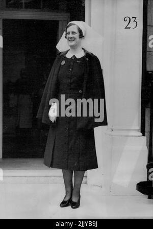 Ihre Königliche Hoheit Prinzessin Arthur von Connaught in ihrem Pflegeheim, 23 Bentinck Street, London. S.R.H. Prinzessin Arthur vor der Tür des Pflegeheim. 03. Juni 1940. (Foto von Sports & General Press Agency Limited). Stockfoto