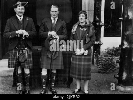 Das Coming of Age Fest des Earl of MacDuff, Sohn von Prices und Prinzessin Arthur von Connaught, in der Mar Lodge, Brabmarm, Aberdeenshire, wo der earl Geschenke von den zehn ***** erhielt . Prinz und Prinzessin Arthur von Connaught mit (Mitte) dem Earl of Macduff. 17. September 1935. (Foto von Sports & General Press Agency Limited). Stockfoto