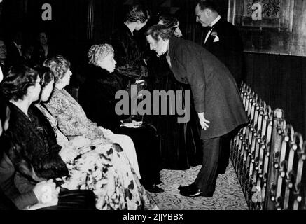 Die Prinzipale überreichten Königin Mary im Auditorium -- Königin Mary unterhielt sich während der Pause mit Alec Guinness. Der Manager, Mr. Stanley French, wie auf der rechten Seite. Während des Besuchs von Queen Mary und der Prinzessin Royal im Savoy Theatre wurden Guinness und Sophie Stewart während der Pause der Königin Mary vorgestellt. Als Queen Mary in den Ständen saß, wurde der Vorfall vom ganzen Publikum gesehen. 29. März 1949. (Foto von Fox Photos). Stockfoto