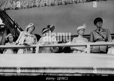 Königin Julian und Prinz Bernhard sehen Farben präsentiert -- (von links nach rechts) Prinzessin Irene, Königin Juliana, Königin Elisabeth, Prinz Bernhard bei der Präsentation neuer Farben für die Iren. Wachen am Buckingham Palace heute (Mittwoch). Der König, Oberst der irischen Garde, überreichte dem Regiment heute (Mittwoch) bei einer Zeremonie im Buckingham Palace, London, neue Farben. Die Zeremonie wurde von Königin Juliana von den Niederlanden, Prinz Bernhard und Prinzessin Irene, einer ihrer Töchter, beobachtet. 27. Juli 1949. (Foto von Reuterphoto). Stockfoto