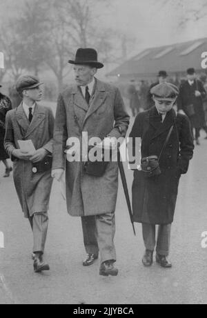 Royalty Siehe First Big Race -- von links nach rechts - Viscount Lascelles mit seinem Vater, Lord Harewood, und Prinz Alexander von Jugoslawien, gesehen heute auf der Strecke in Lincol. Lord Harewood, Schwiegersohn des verstorbenen Königs George, sein Sohn Viscount Lascelles und Prinz Alexander, Sohn des Regenten Prinz Paul von Jugoslawien, gehörten zu den bekannten Rennern, die heute hier auf der Strecke zum Lincolnshire Handicap, dem ersten großen Rennen der Saison, zu sehen waren. Das Rennen wurde leider durch einen schweren Unfall beschädigt, bei dem ein Pferd getötet und drei Jockeys verletzt wurden. 20. April 1936. (Foto von Associated Press). Stockfoto