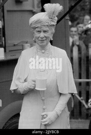 Zwischenfälle im Leben; von Königin Mary -- H.M. Königin Mary fotografiert während eines Besuchs, den sie dem Y.M.C.A. in Cheltenham zahlte. Sie hatte eine Tasse Tee aus einer der mobilen Kantinen und wird gesehen, wie sie einen Witz mit einem der YMCA-Mitarbeiter genießt. 06. August 1942 (Foto von Fox Photos). Stockfoto