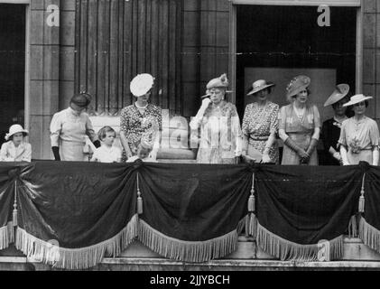 Trooping the color auf der Horseguards Parade. S.K.H. der Herzog von Glouster hat für S.M. den König stellvertrett. H.M. Queen Mary nahm an der Zeremonie Teil, dies war ihr erster Ausflug seit ihrem jüngsten Unfall. Die königliche Gruppe auf dem Balkon (L-R) Prinzessin Margaret Rose, die Herzogin von Kent mit ihren beiden Kindern, Königin Mary, und ganz rechts die Herzogin von Gloucester. 08. Juni 1939. (Foto von Sports & General Press Agency Limited). Stockfoto