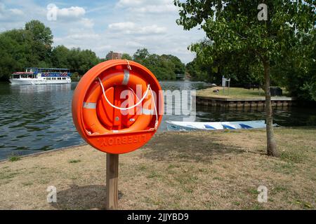 Windsor, Großbritannien. 28.. Juli 2022. Eine Rettungsboje am Ufer der Themse in Windsor. Nachdem in der vergangenen Woche der Leichnam eines Mannes von der Themse in der Nähe von Baths Island in Windsor geborgen wurde, wurden neben der Themse neue Gefahrenschilder angebracht, die die Menschen über die Gefahren des Schwimmens in der Themse informieren. Quelle: Maureen McLean/Alamy Live News Stockfoto