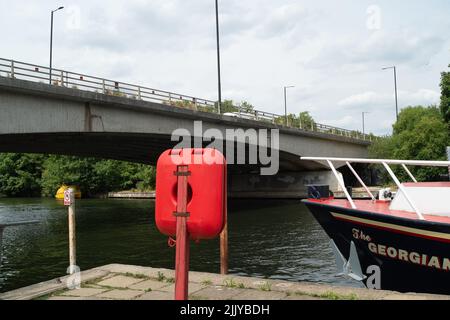 Windsor, Großbritannien. 28.. Juli 2022. Eine Rettungsboje am Ufer der Themse in Windsor. Nachdem in der vergangenen Woche der Leichnam eines Mannes von der Themse in der Nähe von Baths Island in Windsor geborgen wurde, wurden neben der Themse neue Gefahrenschilder angebracht, die die Menschen über die Gefahren des Schwimmens in der Themse informieren. Quelle: Maureen McLean/Alamy Live News Stockfoto