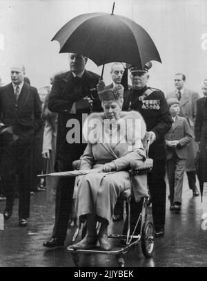 Queen Mary's Rollstuhl- und Regenschirmtour durch South Bank -- unerschrockt vom Regen wird Queen Mary abgebildet, als sie heute mit dem Rollstuhl die South Bank London Exhibition besichtigte. Freitag. Die Queen Mother, die William 84 am 26. Mai, fühlt sich nun die Belastung durch viel Gehen, und der Süden Said zeigen Mittelpunkt des Festivals von Großbritannien. ***** Königin Mary wird mit ihrem eigenen Regenschirm auf ihrem Schoß gesehen, während Comeona Else einen Regenschirm über sie hält. Im linken Hintergrund ist der Herzog von Gloucester. 30. Januar 1953. (Foto von Reuterphoto). Stockfoto