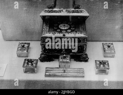 Queen Mary's Art Treasures einige der Inhalte von A kamen in die Ausstellung von Queen Mary's Art Treasures im Q Victoria and Albert Museum, London. Es gibt eine Stui aus Jaspis, die mit Gold bestiegen und mit Smaragden und anderen Steinen besetzt ist, die eine Uhr und verschiedene Toilettenartikel umschließen, die von James Cox aus London signiert wurden und wahrscheinlich als Royal Gust für ein östliches Potentat hergestellt wurden. Die Ausstellung bleibt bis zum 31. Dezember geöffnet. 25.Mai 1954. Stockfoto