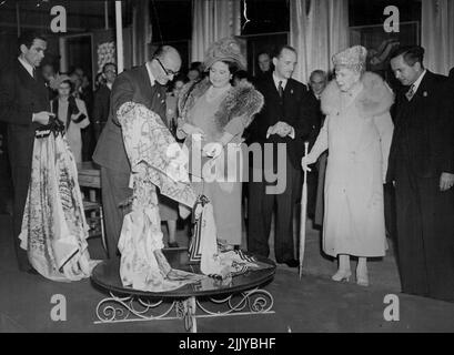 Royalty-Gread Britain - Queen Mary - 1949. ***** Königin, begleitet ***** Königin Maria und der Herzog und die Herzogin ***** Fotografiert hier bei der Wahl von Jacqmar-Tüchern auf der British Industries Fair 1949 in Earls Court. 06. Juli 1949. (Foto von The Evening News). Stockfoto