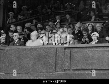 In Royal Box Today -- in der Royal Box in Wimbledon heute Nachmittag, dem 30. Juni, sind (von links nach rechts) der Earl of Athlone, ihre Königliche Hoheit Queen Mary, Herr Lewis Douglas, ehemaliger US-Botschafter in London; der Premierminister Herr C. R. Attlee und Frau Attlee. 11. Juli 1951. (Foto von Associated Press Photo). Stockfoto